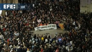 La indignación llega a las calles de Valencia mientras se intensifican labores de rescate [upl. by Rasia]