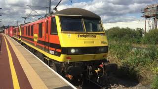 9001190048 working 4L67 Trafford Park FLT to Felixstowe North FLT class90 freightliner [upl. by Atinihs]