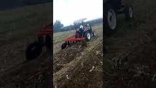 mini tractor agrícola con discos de arado preparación de tierra trabajo granja [upl. by Vitkun]