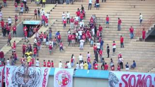 Torcedores do Vila Nova brigam entre si no Estádio Serra Dourada [upl. by Marolda]