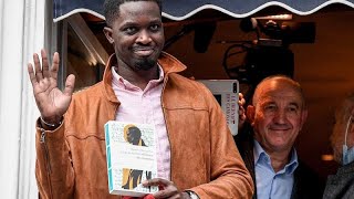 El senegalés Mohamed Mbougar Sarr gana el premio Goncourt [upl. by Nimzzaj320]