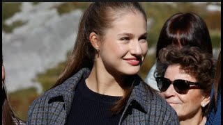 La princesa Leonor sorprende con su look otoñal con jeans holgados en su visita al Pueblo Ejemplar [upl. by Uok]