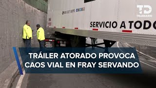 Tráiler queda atorado en Fray Servando en Centro CdMx provoca tráfico y movilizaciones [upl. by Elleined249]