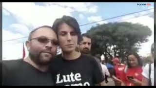 Manuela DÁvila é provocada por homem que cita Bolsonaro  9abr2018 [upl. by Suqram]