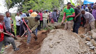 BABU ALIYEBAKA NA KUJINYONGA MOSHI AZIKWA KIAJABU MKE WATOTO WAGOMA KUWEKA UDONGO KABURINI [upl. by Nuyh]