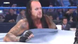 smackdown 221010 Undertaker toma a kane debajo del ringALN [upl. by Namhar782]