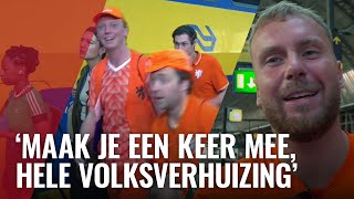 Oranjegekte op Centraal fans op de trein voor halve finale [upl. by Elem]