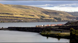 BNSF Westbound container train at Horsethief Lake next to Columbia river near Wishram WA [upl. by Sirak978]