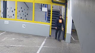 Wil deze man snoep stelen uit een parkeergarage in Deventer of toch iets anders  Plaats Delict [upl. by Amos425]