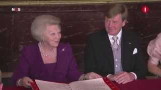 Beatrix tekent abdicatie WillemAlexander nieuwe koning [upl. by Edlyn301]