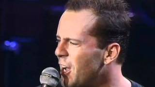 1987 Bruce Willis featThe Temptations  Under The Boardwalk Live [upl. by Jocelyn]