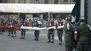 Ceremonia de arriamiento de la bandera  Zócalo del DF [upl. by Nnelg]