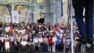 Lourdes 2011 Pèlerins de lEau vive la photo de groupe [upl. by Thomas]