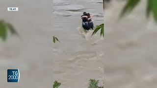 Friuli tre ragazzi dispersi nel fiume Natisone Labbraccio prima della piena [upl. by Elylrac80]