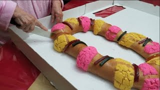 CUTTING THE ROSCA DE REYES MEXICAN TRADITION [upl. by Anairdna]