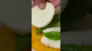 Delicioso aperitivo con mozzarella y Albahacar Basil [upl. by Haymes28]