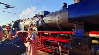 Die feierliche Ankunft und Abfahrt einer antiken Dampflokomotive am Wiesbadener Bahnhof [upl. by Macguiness]