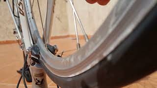 كيفاش تقاد الجانطة الدراجة عوجة How to Straighten Your Bike Wheel velo ment redresser jante velo ✅ [upl. by Ennovart]