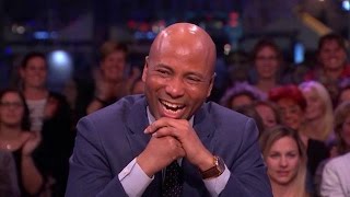 Slappe lach aan tafel om oud Lamasfragment  RTL LATE NIGHT [upl. by Shriver]