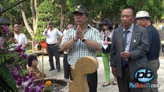 Đoàn Việt kiều Trường Sa 2014 viếng thăm nghĩa trang Bình An p2 [upl. by Nnahtebazile]