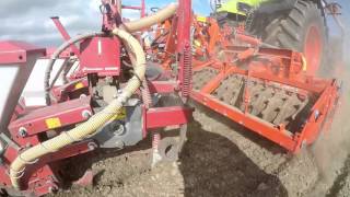 Claas Axion 920 drillt Mais mit einer 6 Reihen Kuhn [upl. by Weyermann]