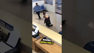 A 70yearold woman repeatedly bowed in gratitude at the police station [upl. by Yaron]