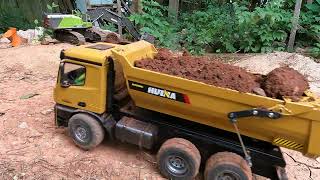 Huina 1582 hauling heavy dirt [upl. by Augusto725]