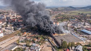 Hatalmas lánggal és füsttel égett a csíkszeredai raktár tetőzete [upl. by Hawthorn141]