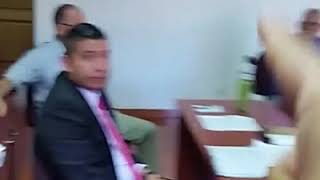 Juez corrupto ignora abogado con condicion dibetica quien se desmalla en plena audiencia [upl. by Atteniuq509]