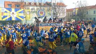 Carnevale di Ivrea  Credendari  Battaglia delle arance [upl. by Reseta]