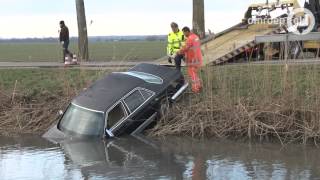 Auto te water in Elst bestuurder spoorloos [upl. by Yrehcaz]