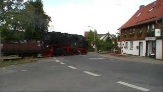 Bahnübergang Friedrichstraße in Wernigerode Hasserode mit 99 7241 und quotdoppeltem Läutenquot [upl. by Hinch]