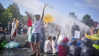 Wasserwerfer gegen KlimaProtest auf der Autobahn [upl. by Mirilla544]