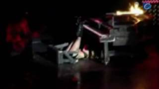 Lady Gaga se cae de un piano en pleno concierto [upl. by Greenwood]