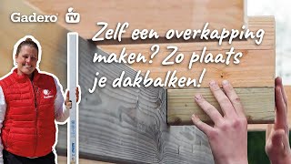 Zelf een overkapping maken Zo plaats je dakbalken [upl. by Htrowslle]