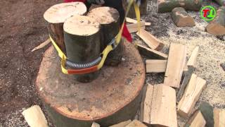 Fiskars X11 kloofbijl met woodstrapper hout kloven [upl. by Aliac]