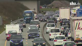 Beginn der Herbstferien Kilometerlange Staus und Vollsperrung auf der A7 [upl. by Gilmour]