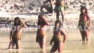 Lost Peruvian tribe make first contact [upl. by Nyladnarb368]