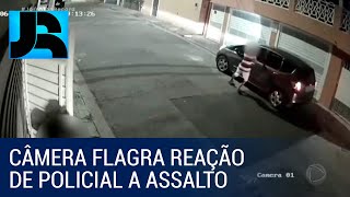 Imagens mostram momento em que policial reage a assalto ao chegar em casa em SP [upl. by Aserat225]