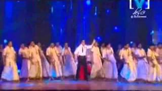 Shahrukh Khan and Kareena Kapoor performing Chamak Challo [upl. by Nishom]