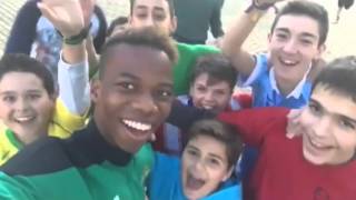 El gesto de Musonda jugador del Betis con algunos aficionados [upl. by Giacopo899]