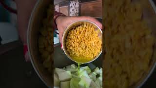 Bachhon Ko Es Tarah Khilyai lauki villagekitchen villagefood villagelife sunilpalvlogs [upl. by Rajewski]