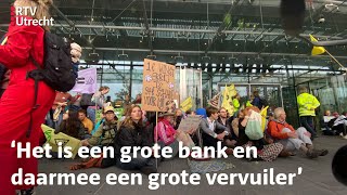 Honderden klimaatactivisten blokkeren hoofdkantoor Rabobank Utrecht  RTV Utrecht [upl. by Brackett634]