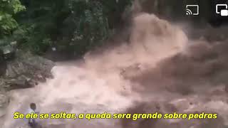 Momento exato da Tromba Dágua ou Cabeça dágua atingindo e levando pessoas da cachoeira [upl. by Hertberg]