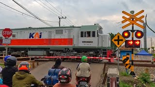 RAILWAY CROSSING 3 Kompilasi Perlintasan Kereta Api Kota Bandung [upl. by Aerda264]