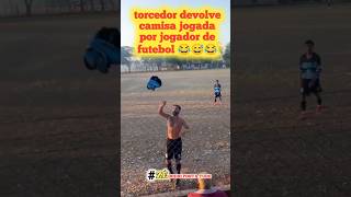 Torcedor devolve comisa jogada por jogador de futebol 😅😂😅 não não você não shorts [upl. by Elihu]