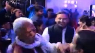 CM Akhilesh Yadav Dances with his wife Dimple in a wedding Newspoint [upl. by Mohun]