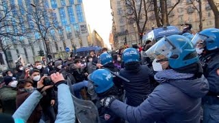 Torino scontri alla manifestazione degli studenti cariche e manganellate della polizia [upl. by Nassah496]