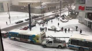 Carambolage totalement incroyable bon début d hiver à Montréal [upl. by Dee85]