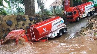 TERJANG BANJIR ‼️🔥 SIMULASI RC TRUK HINO PERTAMINA TRAILER NEKAT MENEROBOS SUNGAI BANJIR [upl. by Soirtemed]